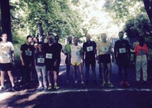 Les coureurs dans l'ombre d'un sous-bois, à moins que ça ne soit la photo... Les coureurs dans l'ombre d'un sous-bois, à moins que ça ne soit la photo...
