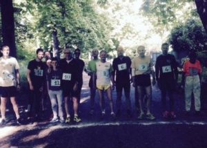 Les coureurs dans l'ombre d'un sous-bois, à moins que ça ne soit la photo...