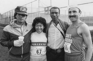 Pionniers de l'ultra aux 24 heures de 1982 : Stu Mittleman, Sue Medaglia, Ted Corbitt et Cahit Yeter Pionniers de l'ultra aux 24 heures de 1982 : Stu Mittleman, Sue Medaglia, Ted Corbitt et Cahit Yeter