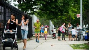 Les coureurs partagent les rues avec la ville et son quotidien